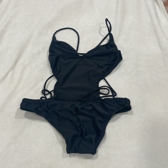 Black bathing suit 🩱 - Picture 2 of 4